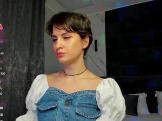 adelineperle Live Webcam on CamSoda