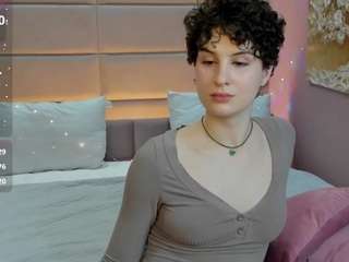adelineperle Live Webcam on CamSoda