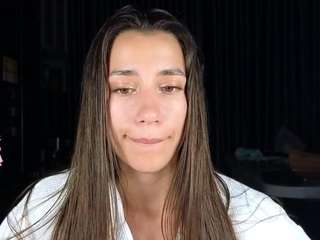 aura-18's CamSoda show and profile