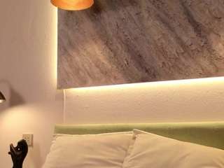 le modèle milkmesoftly est en webcam porno dans un show sur le site camsoda, il possède les tags suivants: blue eyes,doggy style,drinking,red hair,sex toys,tattoos,teen 18,tiny tits,young adult,hd