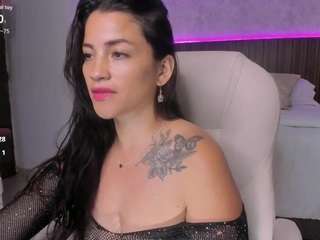 Este modelo está ao vivo agora. megann-williamss