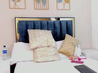 le modèle aria-collin est en webcam porno dans un show sur le site camsoda, il possède les tags suivants: ahegao,ass bouncing,blowjob,brown eyes,drinking,fuck machine,no smoking,role play,thin,twerk,brown hair,hd
