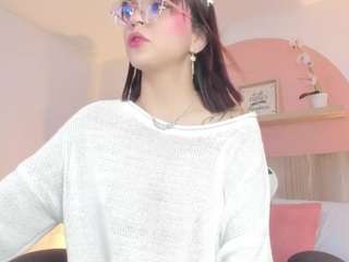 Model ini sedang live sekarang. clara-luuu