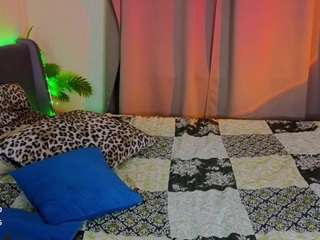elsiee-cuttiess live on CamSoda