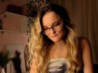 juleehamra's CamSoda show and profile