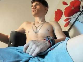 Andyloverhuge's cam show statistics and live stream