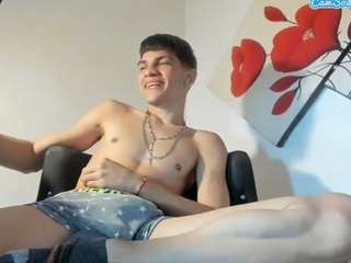 Andyloverhuge's cam show statistics and live stream