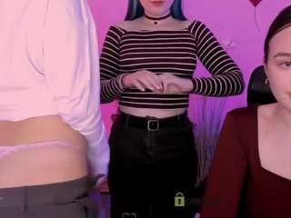 leslie-bird, female webcam model,  years old, on live webcam