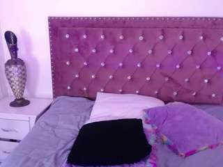 Watch sensual stripper Valeriamontex and her bare naked body valeriamontex from CamSoda