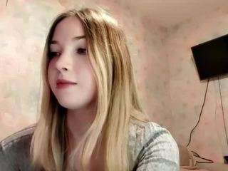 arianguyen's CamSoda show and profile