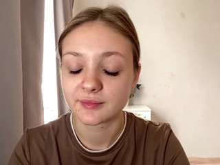 stellamoore, female webcam model,  years old, on live webcam