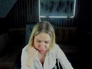 annasnow99's CamSoda show and profile