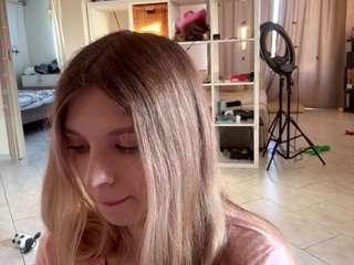 chloe-show's CamSoda show and profile