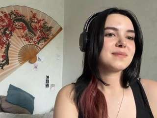 emy-bloom Live Webcam on CamSoda
