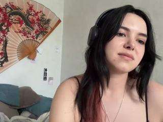 le modèle emy-bloom est en webcam porno dans un show sur le site camsoda, il possède les tags suivants: ass bouncing,brown eyes,erotic dance,flat chested,no drinking,no smoking,normal,teen 18,young adult,brown hair,hd