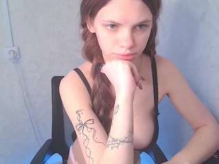 luna123karma, female webcam model,  years old, on live webcam