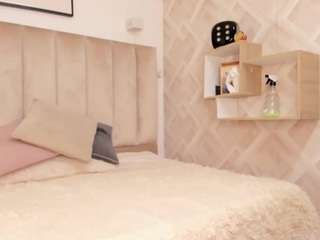 clhoee-johnson live cam profile