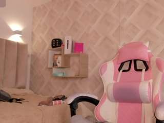 clhoee-johnson Live Webcam on CamSoda