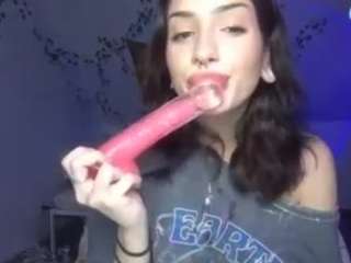 Live webcam model mentallyillmile on Soda Cams