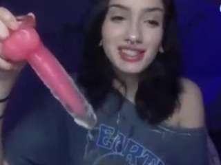 Live webcam model mentallyillmile on Soda Cams