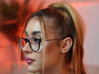 aileenaxa, female webcam model,  years old, on live webcam