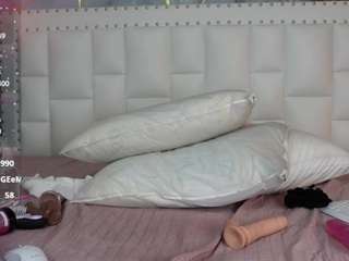 curvybuffgirllll live webcam show