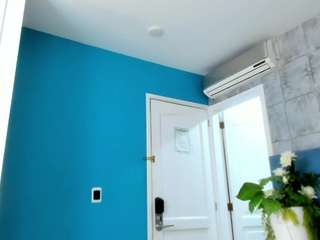 saraaalvarexz, female webcam model,  years old, on live webcam