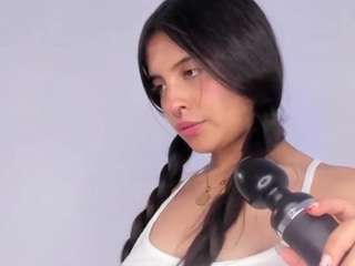 Model ini sedang live sekarang. elenna-salvatoree