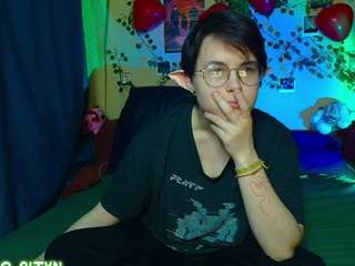 tricky-kitsune live cam profile