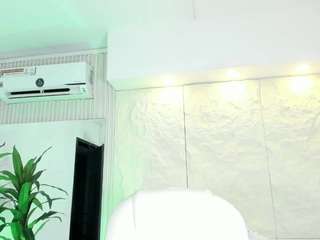 isabellax21's CamSoda show and profile