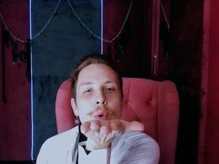 leomoor's CamSoda show and profile