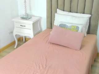 zusan-king's CamSoda show and profile