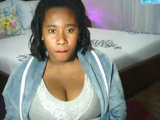 Este modelo está ao vivo agora. divinaqueen