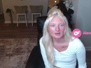 Live webcam model alannakennedyy on Soda Cams