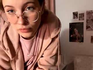 stellafloressubstantiation's CamSoda show and profile