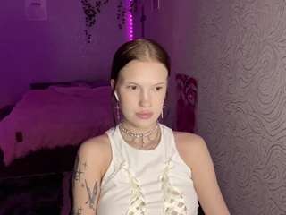 hilariaburtchell webcam model