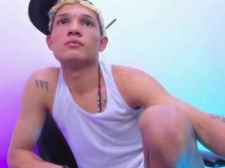  stronger-boy chat room