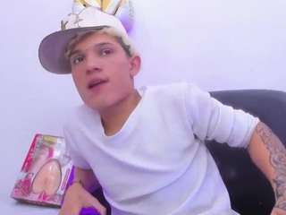 stronger-boy webcam model