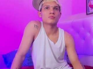 stronger-boy webcam model