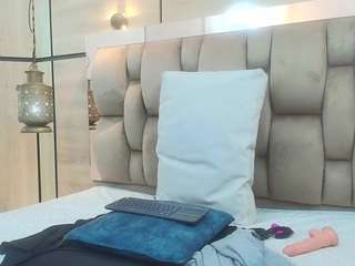 kiara-cowell's CamSoda show and profile