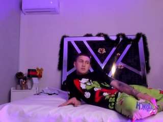 dan-bull90's CamSoda show and profile