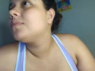 elisuare, female webcam model,  years old, on live webcam