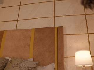 lyrabellini, female webcam model,  years old, on live webcam