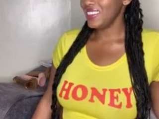 Live webcam model love-buggie on Soda Cams