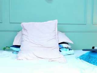 nahomyskym's CamSoda show and profile