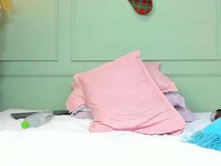 nahomyskym's CamSoda show and profile