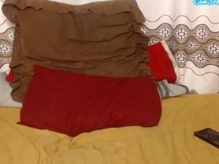 该模特正在直播。 karishmab