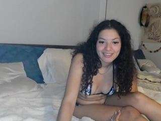 uwusummer webcam model