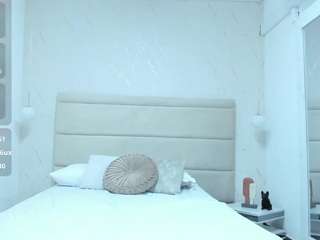 venusmoonn's CamSoda show and profile