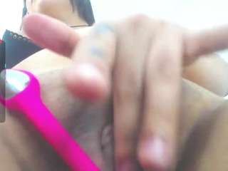 issa-bella18's CamSoda show and profile